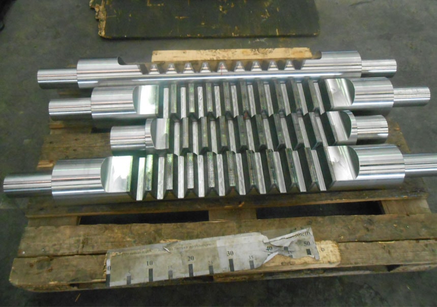 Componenti metallici lavorati con precisione per applicazioni industriali.